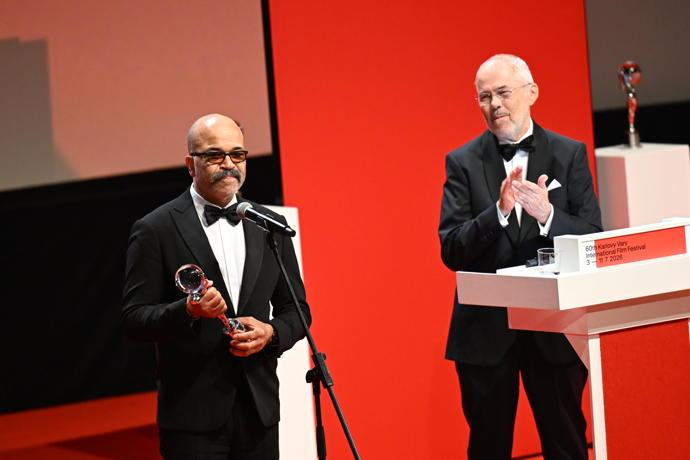 FOTO: Americký herec Jeffrey Wright obdržel Cenu prezidenta Mezinárodního filmového festivalu Karlovy Vary. – stránka 14