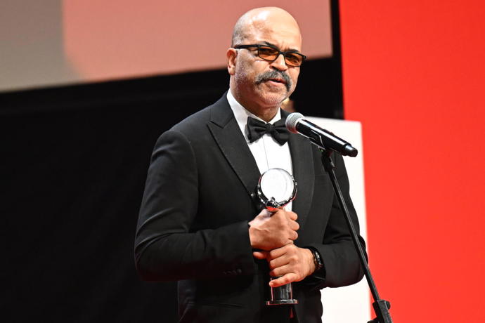 FOTO: Jeffrey Wright promluvil k lidem v sále. – stránka 13