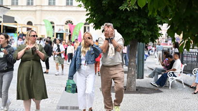 FOTO: Ondřej Novotný s manželkou si dělali legraci a schovávali se před fotografy.
