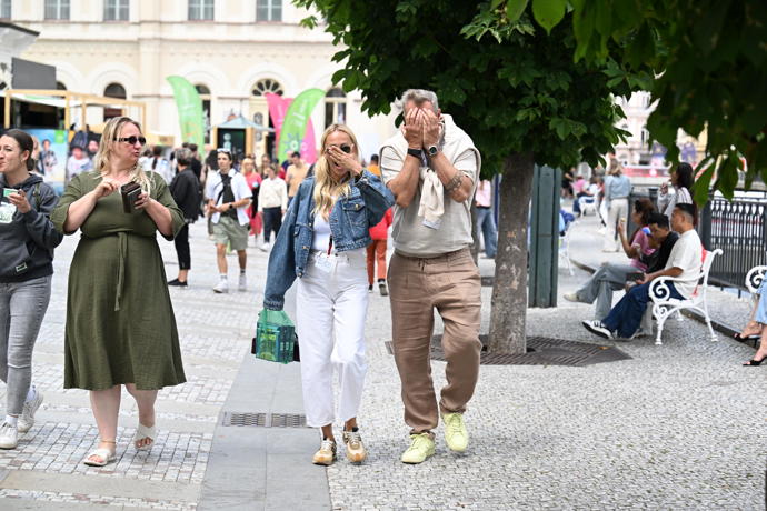 FOTO: Ondřej Novotný s manželkou si dělali legraci a schovávali se před fotografy. – stránka 1