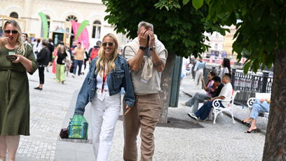 FOTO: Ondřej Novotný s manželkou si dělali legraci a schovávali se před fotografy.