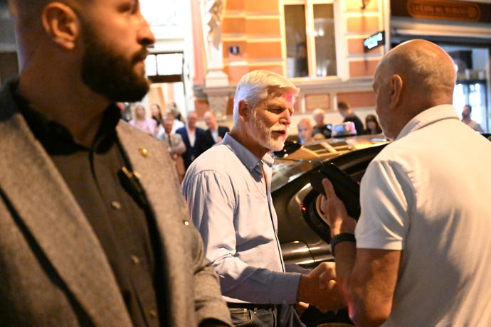 FOTO: Petr Pavel se ještě bavil s fanoušky. – stránka 36