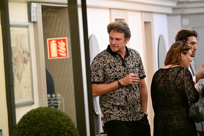 FOTO: Vojta Dyk s drinkem v ruce sledoval festivalové dění. – stránka 15