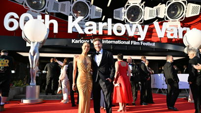 FOTO: Sarah Vu se svým Bachelorem na červeném koberci.