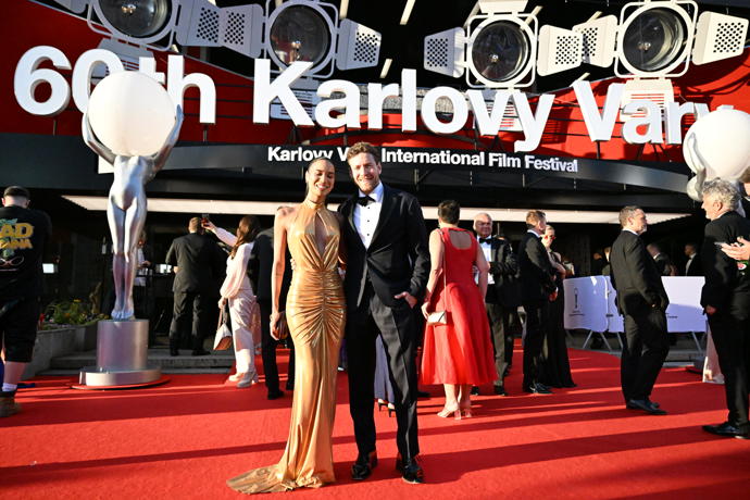 FOTO: Sarah Vu se svým Bachelorem na červeném koberci. – stránka 834