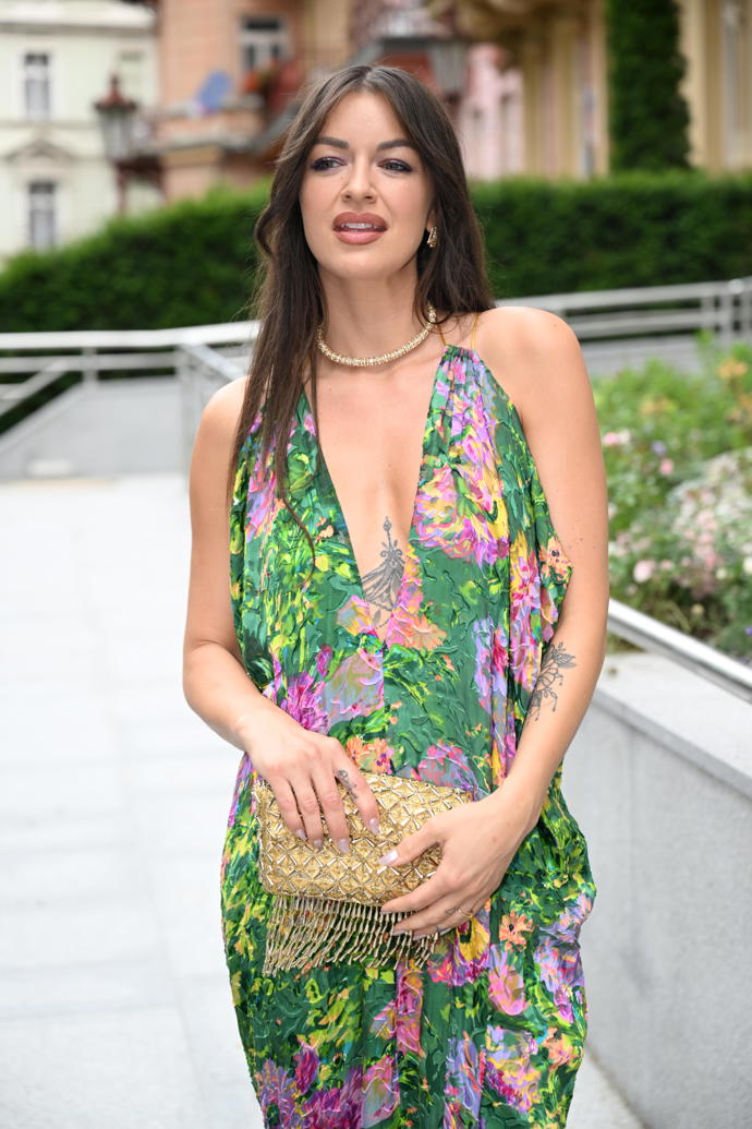 FOTO: Zpěvačka Jitka Boho dorazila do Varů. – stránka 1598