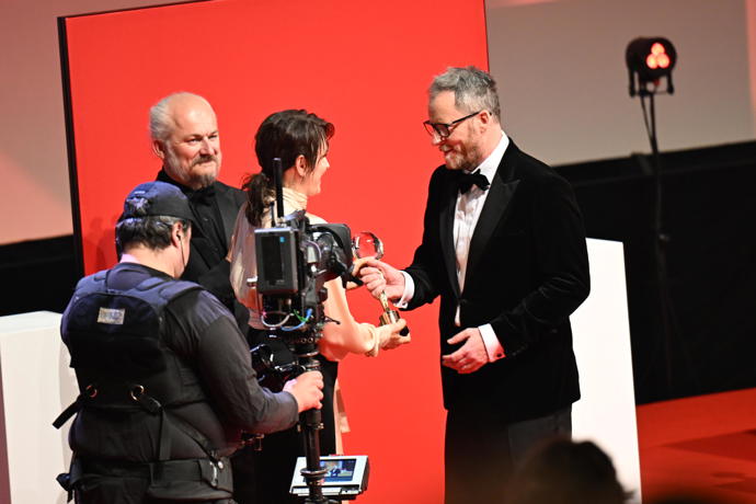 FOTO: Juliette Binoche převzala cenu z rukou Kryštofa Muchy. – stránka 9