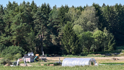 FOTO: Vedle velkého fóliovníku a vyvýšených záhonů nechybí dětské hřiště se skluzavkou ani bagr připravený na další úpravy.