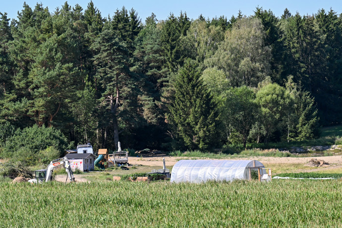 FOTO: Vedle velkého fóliovníku a vyvýšených záhonů nechybí dětské hřiště se skluzavkou ani bagr připravený na další úpravy. – stránka 11