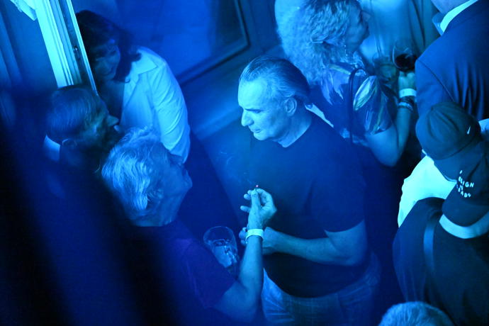 FOTO: Jiří Macháček se baví na své party. – stránka 121