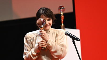 FOTO: Juliette Binoche zavtipkovala se soškou.