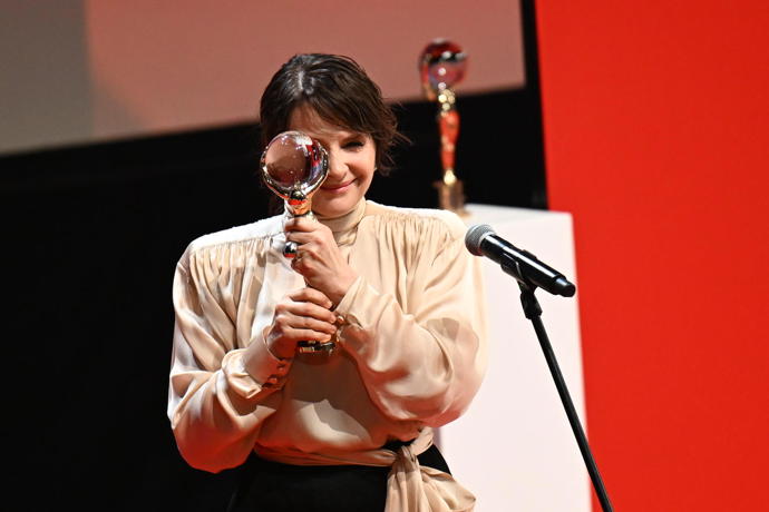 FOTO: Juliette Binoche zavtipkovala se soškou. – stránka 5