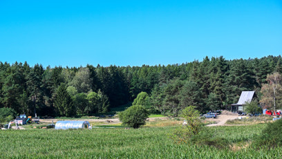 FOTO: Celkový pohled na rozlehlé kotkovské panství obklopené lesy, kde se snoubí moderní bydlení s přírodou a zemědělstvím.