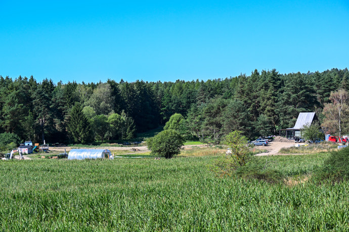 FOTO: Celkový pohled na rozlehlé kotkovské panství obklopené lesy, kde se snoubí moderní bydlení s přírodou a zemědělstvím. – stránka 10