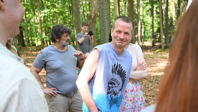FOTO: Matěj hádek při natáčení seriálu My nejsme sekta.