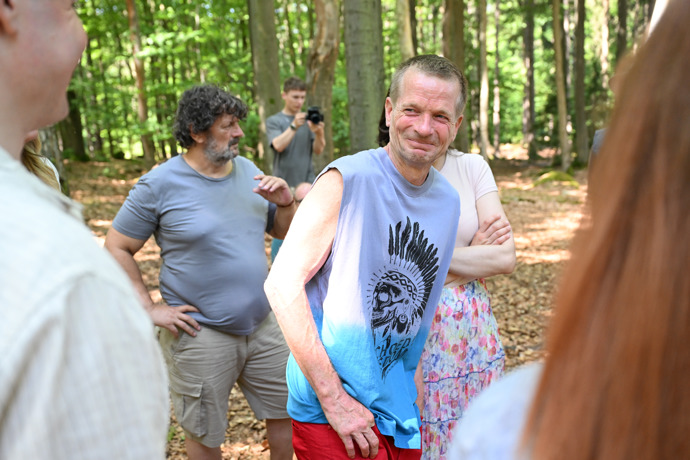 FOTO: Matěj hádek při natáčení seriálu My nejsme sekta. – stránka 2