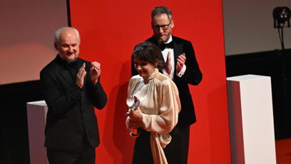 FOTO: Juliette Binoche si z Varů odnáší cenu.