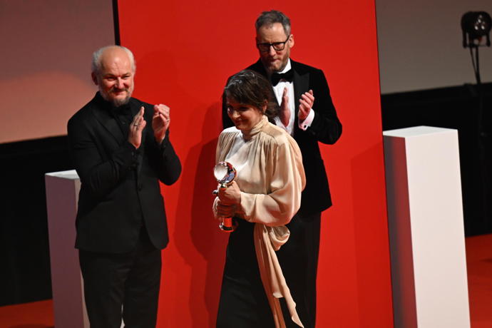 FOTO: Juliette Binoche si z Varů odnáší cenu. – stránka 4