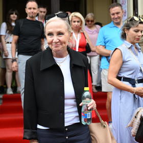 Bára Basiková zavítala na premiéru filmu Dvě deci tuše. 