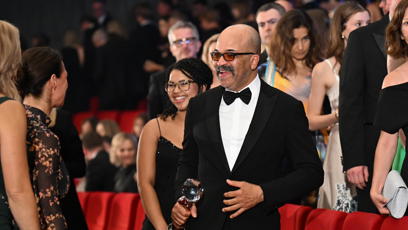 FOTO: Jeffrey Wright se soškou.