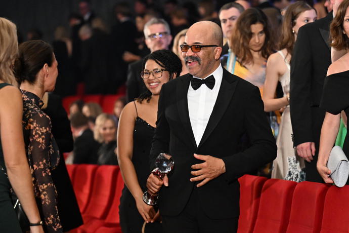 FOTO: Jeffrey Wright se soškou. – stránka 7