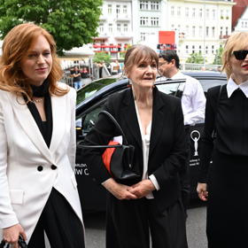 Ester a Aňa Geislerovy se svou maminkou Věrou.