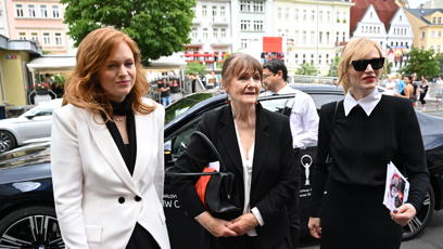 FOTO: Ester a Aňa Geislerovy se svou maminkou Věrou.
