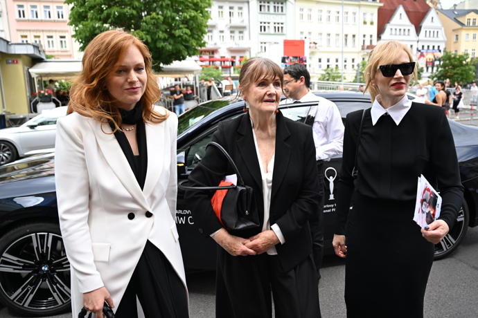 FOTO: Ester a Aňa Geislerovy se svou maminkou Věrou. – stránka 356
