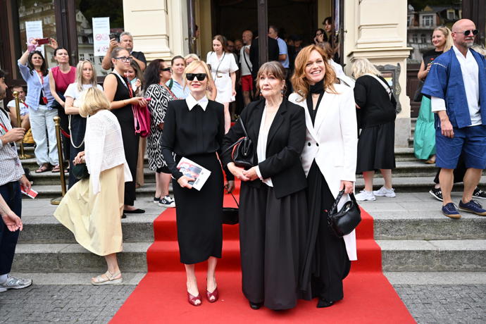 FOTO: Aňa Geislerová, Věra Geislerová a Ester Geislerová. – stránka 382