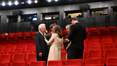 FOTO: Dustin Hoffman dorazil do Varů po boku milované ženy.
