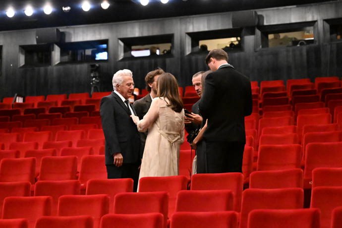 FOTO: Dustin Hoffman dorazil do Varů po boku milované ženy. – stránka 823
