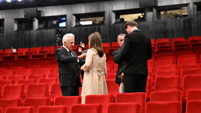 FOTO: Dustin Hoffman jako vzorný manžel upravoval své ženě šaty.