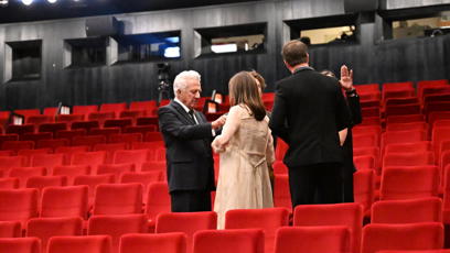 FOTO: Dustin Hoffman jako vzorný manžel upravoval své ženě šaty.