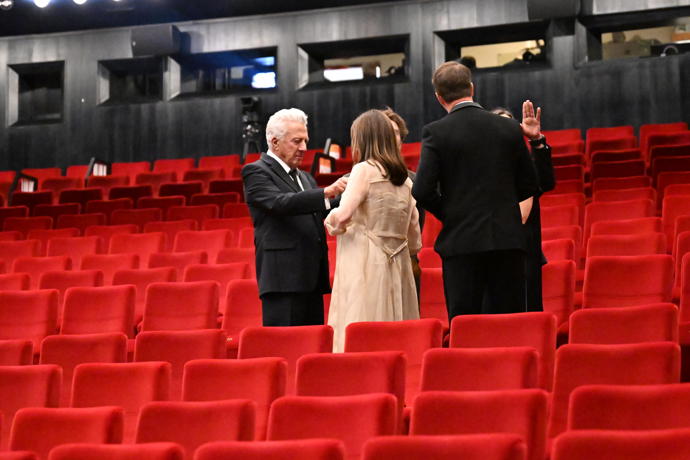 FOTO: Dustin Hoffman jako vzorný manžel upravoval své ženě šaty. – stránka 821