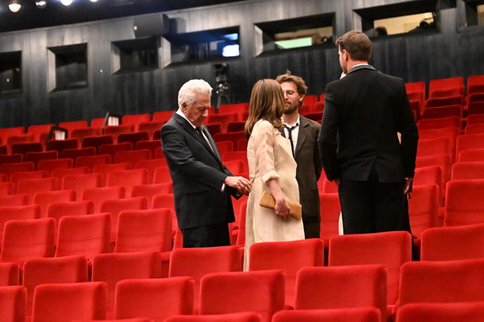 FOTO: Dustin Hoffman jako vzorný manžel upravoval své ženě šaty. – stránka 820