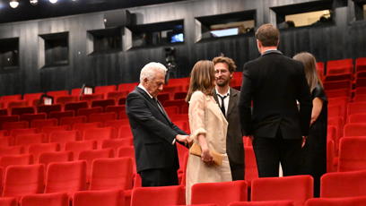 FOTO: Dustin Hoffman své ženě upravil róbu.