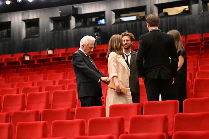 FOTO: Dustin Hoffman své ženě upravil róbu. – stránka 819