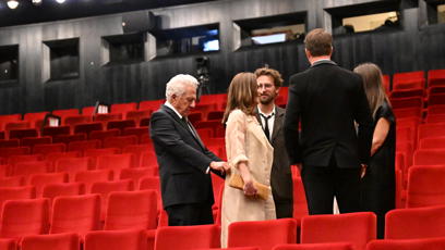 FOTO: Dustin Hoffman jako vzorný manžel upravoval své ženě šaty.