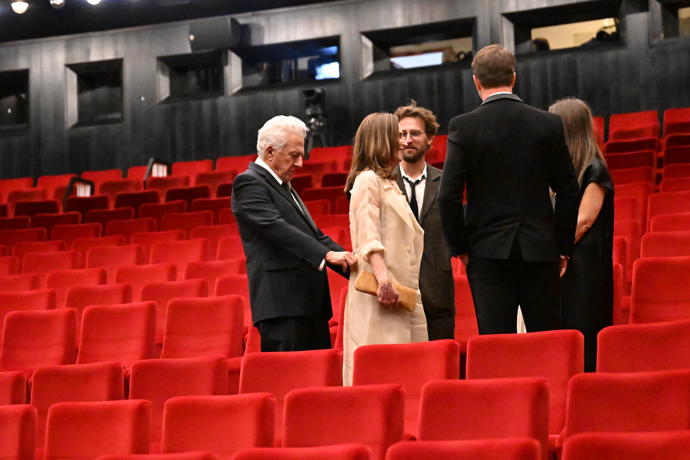 FOTO: Dustin Hoffman jako vzorný manžel upravoval své ženě šaty. – stránka 818