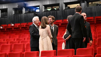 FOTO: Dustin Hoffman jako vzorný manžel upravoval své ženě šaty.