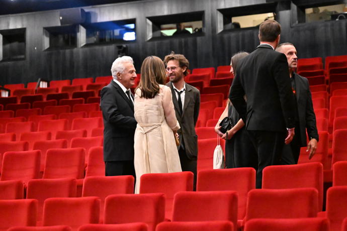 FOTO: Dustin Hoffman jako vzorný manžel upravoval své ženě šaty. – stránka 817