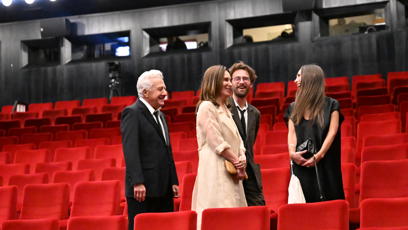 FOTO: Dustin Hoffman jako vzorný manžel upravoval své ženě šaty.