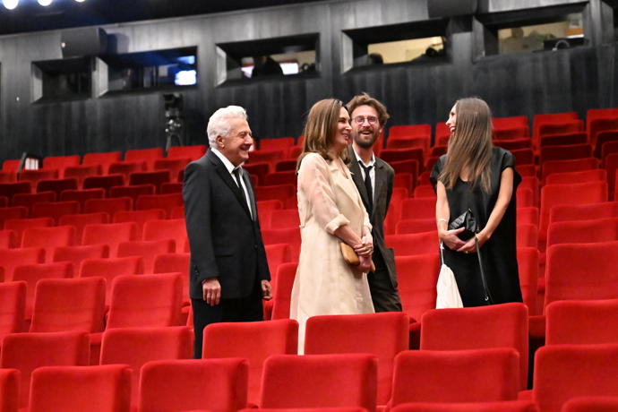 FOTO: Dustin Hoffman jako vzorný manžel upravoval své ženě šaty. – stránka 816