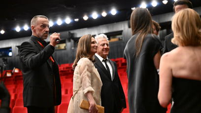 FOTO: Dustin Hoffman jako vzorný manžel upravoval své ženě šaty.