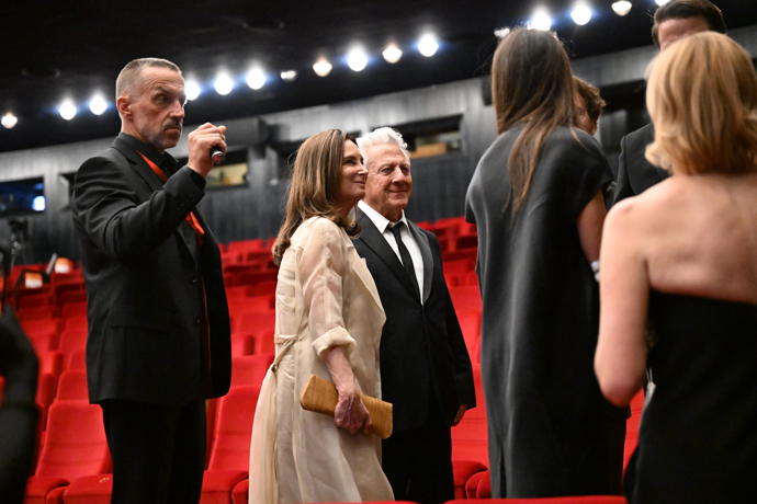 FOTO: Dustin Hoffman jako vzorný manžel upravoval své ženě šaty. – stránka 815