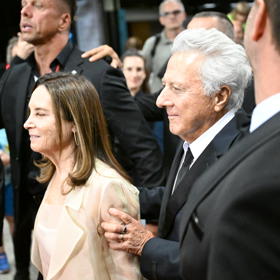 Dustin Hoffman při odchodu z Thermalu.