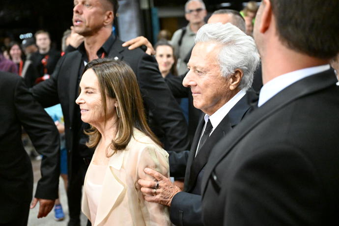 FOTO: Dustin Hoffman při odchodu z Thermalu. – stránka 813