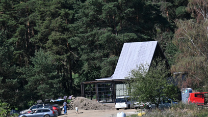 FOTO: Uprostřed přírody vyrůstá nepřehlédnutelná moderní prosklená stavba.
