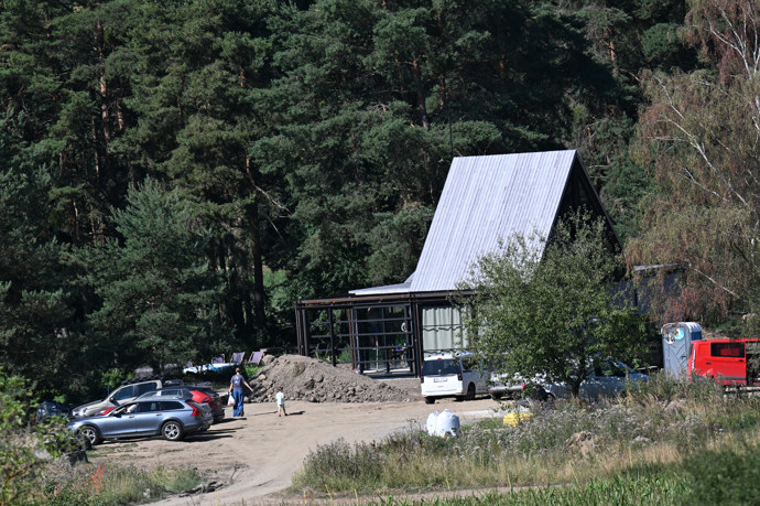 FOTO: Uprostřed přírody vyrůstá nepřehlédnutelná moderní prosklená stavba. – stránka 19