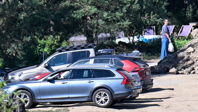 FOTO: Radana s taškou sledovala dění na pozemku, kde parkuje i několik rodinných vozů.